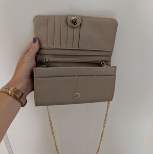 Over the shoulder clutch